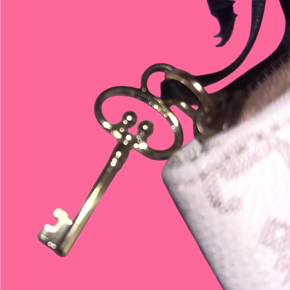 Juicy Couture White and Gold Key Lock Wallet - Picture 3 of 7